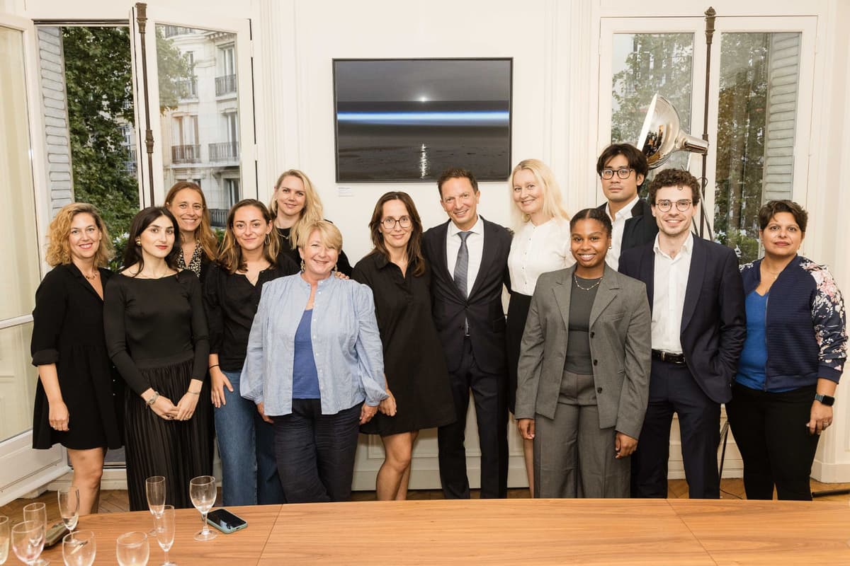 Photo de groupe lors d’un événement au cabinet MOSAIK, à Paris