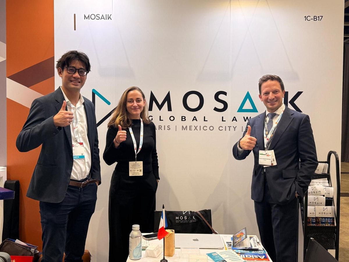 L’équipe MOSAIK sur son stand au Business of IP Asia Forum 2025