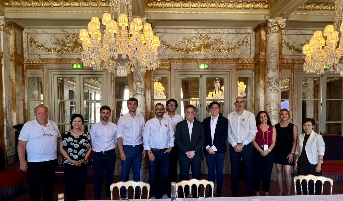 The participants in the meeting held in Bordeaux