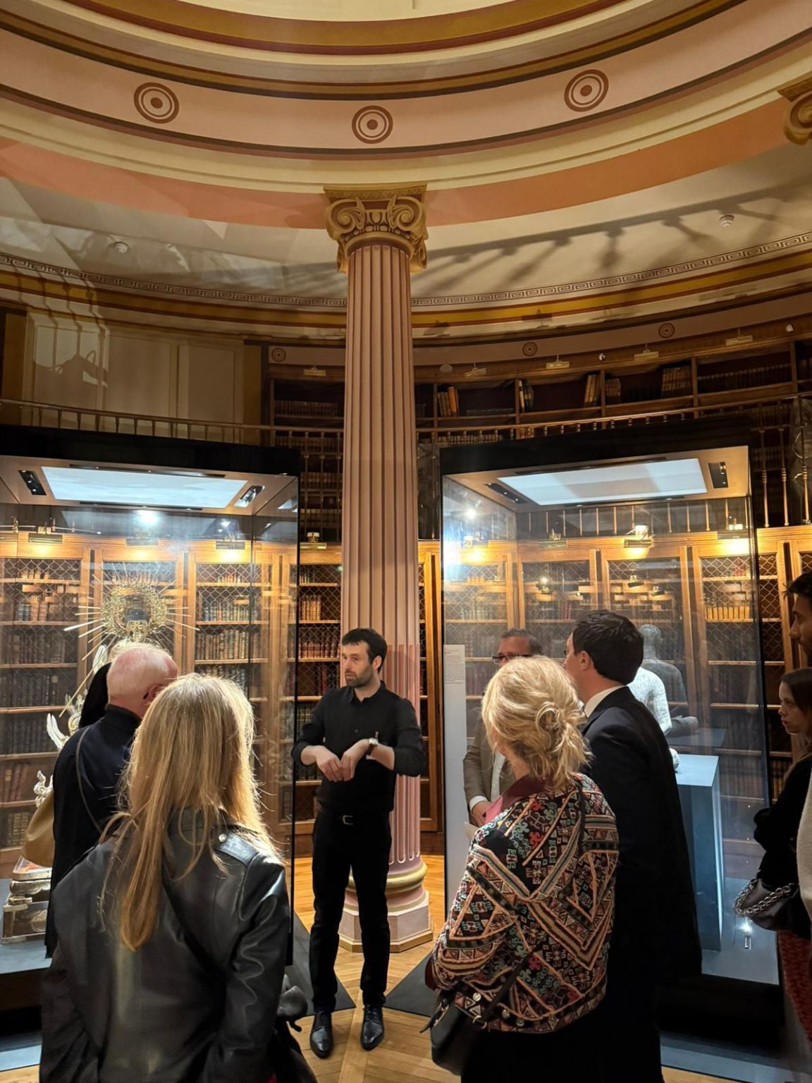 Discussions in the rotunda library of the Musée Guimet