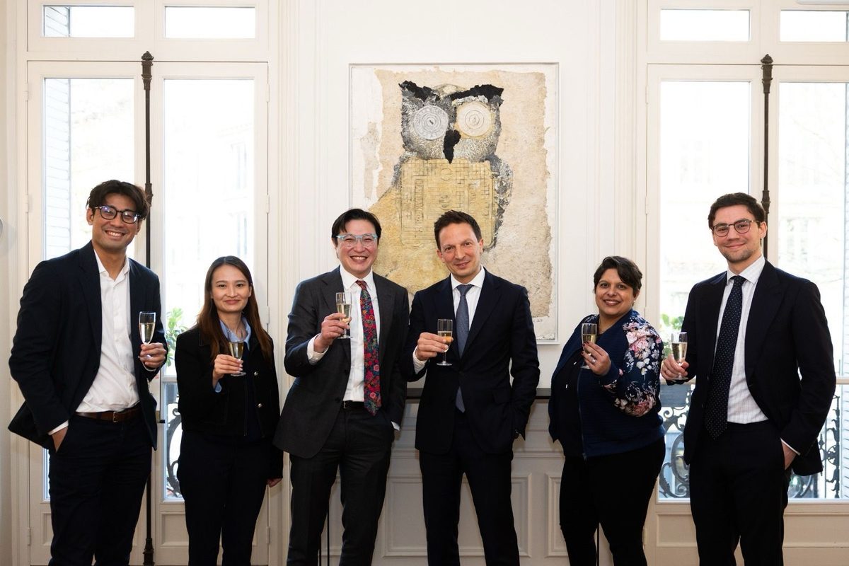 Entrepreneurs français et hongkongais réunis autour des œuvres exposées