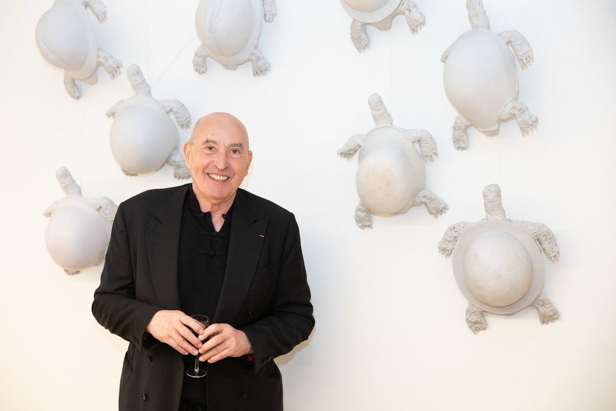 Le sculpteur Rachid Khimoune devant ses œuvres