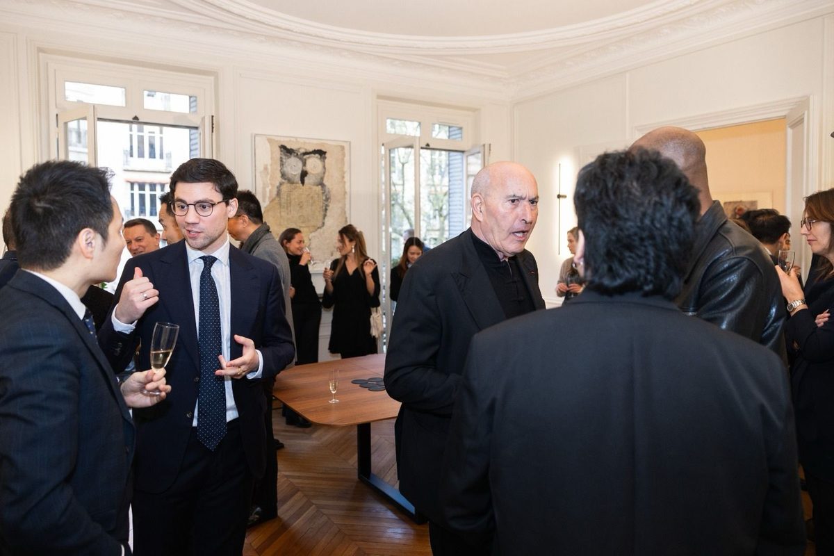 Échanges entre les participants au vernissage