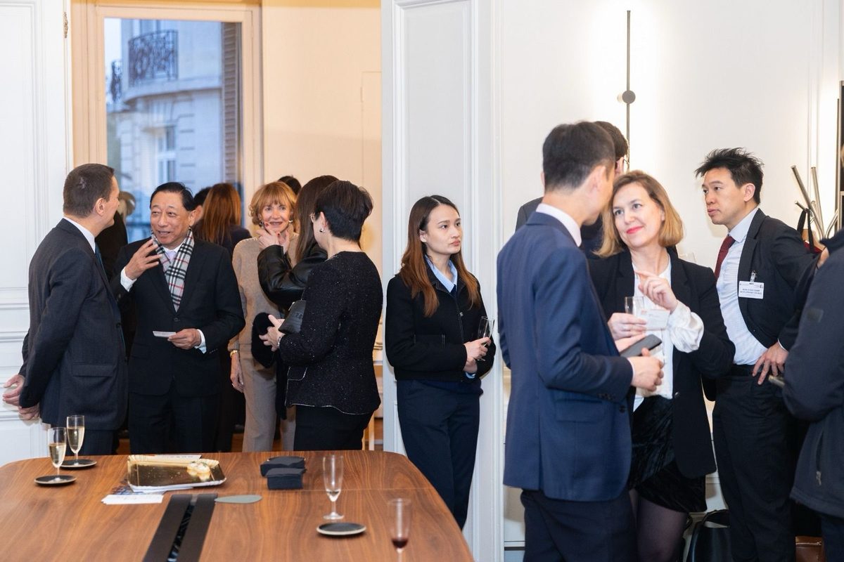 La délégation et les invités du cabinet réunis dans les salons