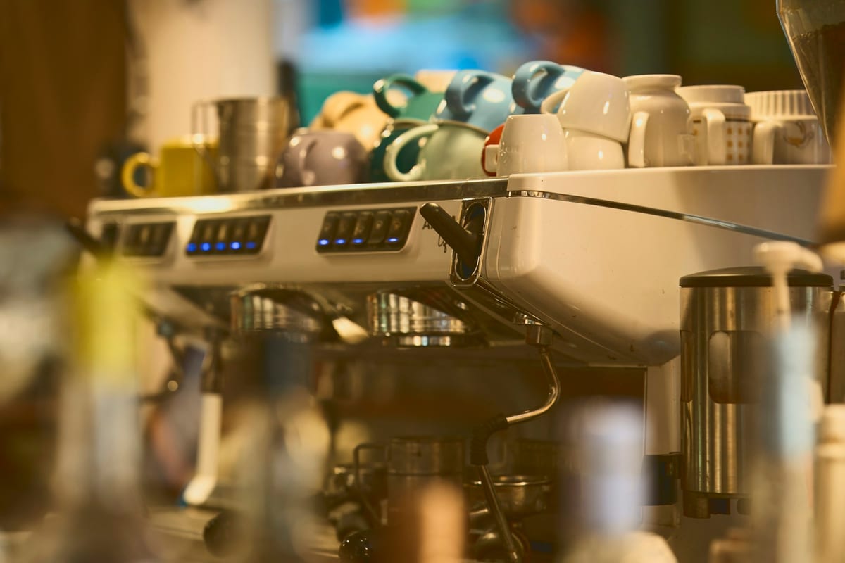 Machine à expresso et tasses empilées sur le comptoir d’un café