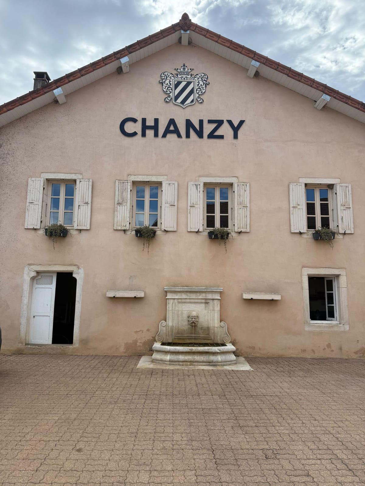 Façade du domaine viticole Chanzy, en Bourgogne