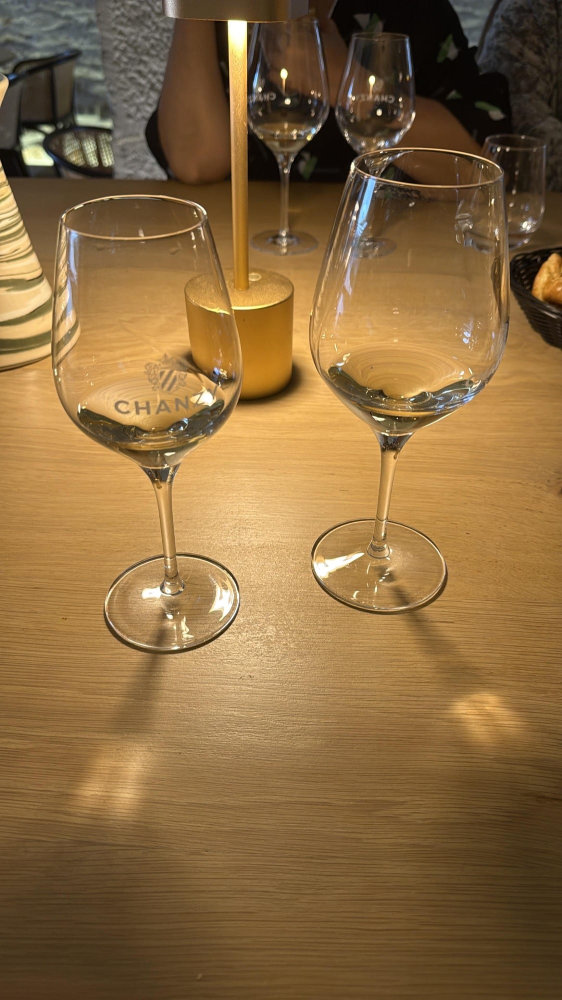 Verres de vin blanc de Bourgogne sur une table
