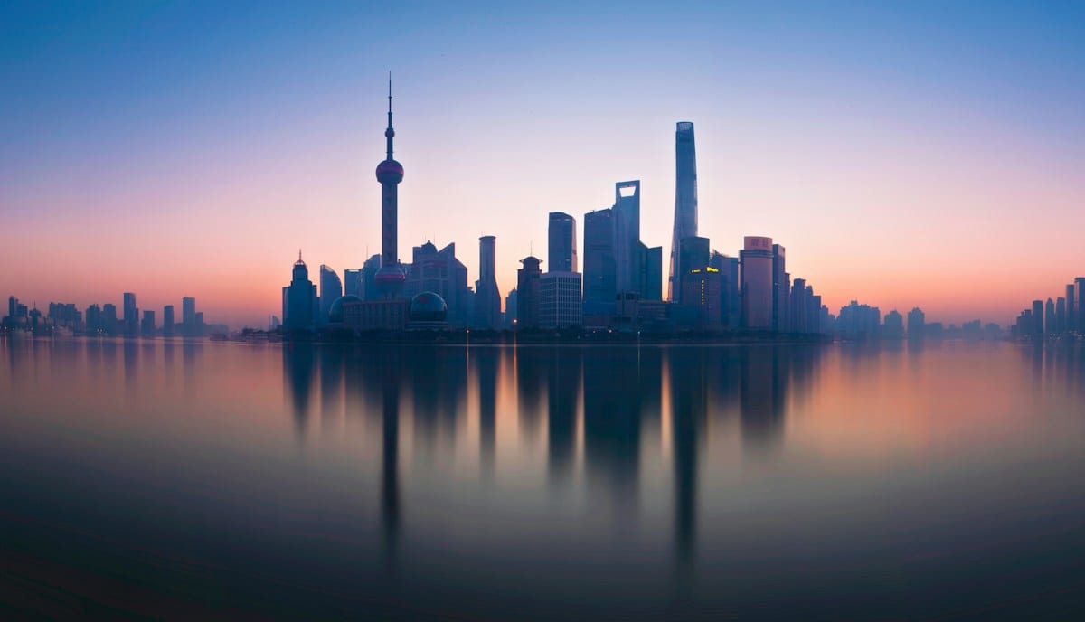 Les tours de Lujiazui, à Shanghai, se reflétant à l’aube dans le fleuve Huangpu